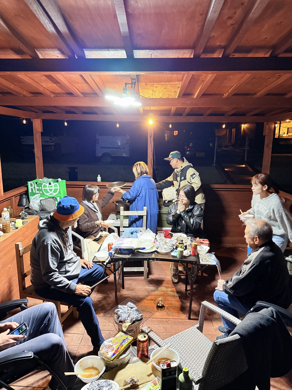 夜のBBQ みんなで食事