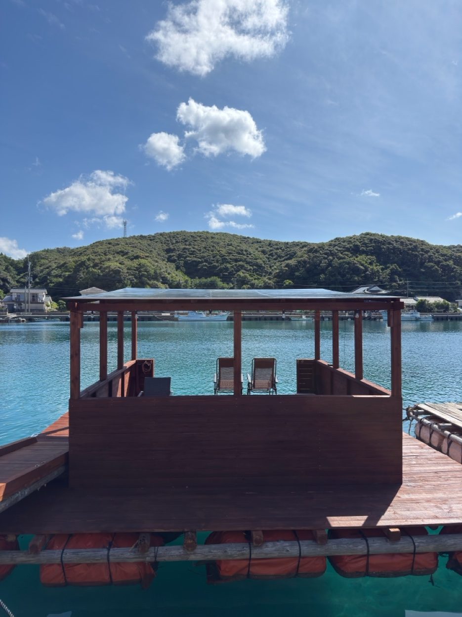 水上ロッジのデッキ