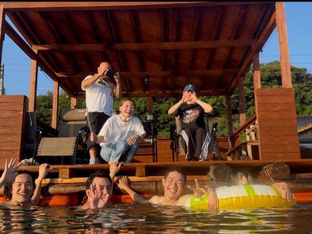 海に飛び込む人たち